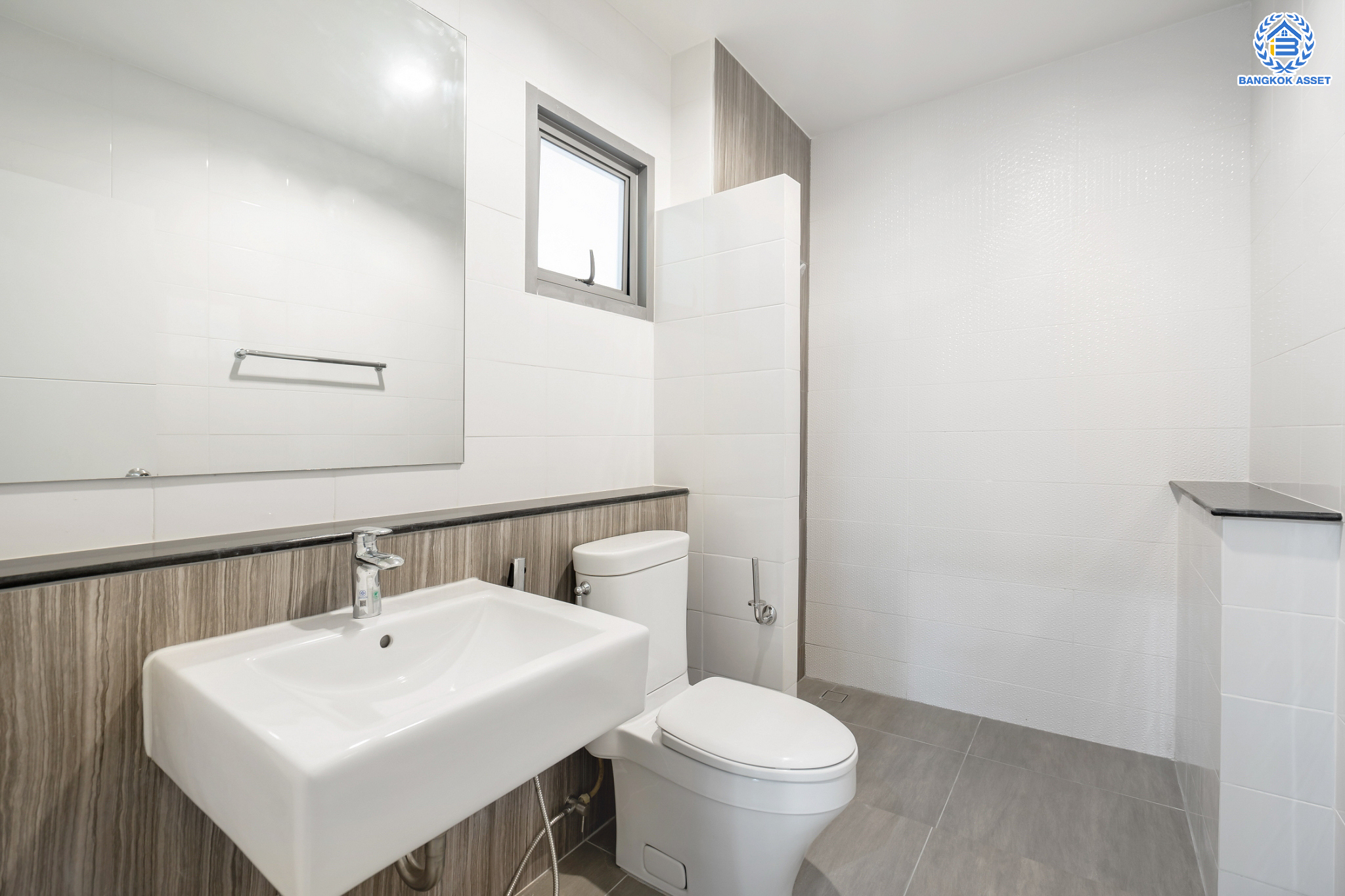 บ้านมือสองตกแต่งใหม่ ม.เพอร์เฟคเพลส แจ้งวัฒนะ บ้านเดี่ยวหลังใหญ่ เนื้อที่ 61.9 ตร.ว. ฟังก์ชัน 3 ห้องนอน 4 ห้องน้ำ 1 ห้องแม่บ้าน จอดรถได้ 2 คัน รองรับทุกการอยู่อาศัย บนทำเลศักยภาพ ใกล้เซ็นทรัลแจ้งวัฒนะ ทางด่วน และรถไฟฟ้าสายสีชมพู "สถานีแยกปากเกร็ด"